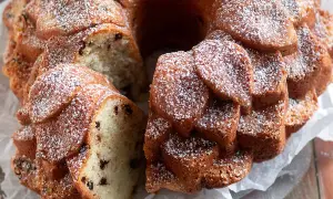Una deliziosa torta al mascarpone con gocce di cioccolato, spolverata di zucchero a velo, pronta per essere gustata.