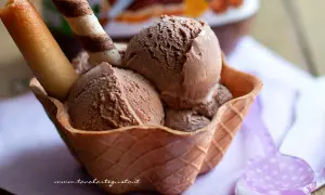 Coppa croccante con abbondante gelato alla nutella, guarnita con cialde. Un piacere goloso da gustare.