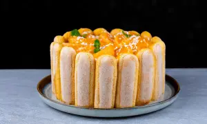 Torta Charlotte con savoiardi e arance, un classico della pasticceria. La ricetta originale per un dolce fresco e goloso.
