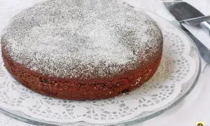 Torta Moretta, una base soffice e scura, cosparsa di zucchero a velo, pronta per essere farcita.