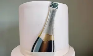 Torta a forma di cuore con decorazioni a tema San Valentino, inclusa una cialda con una dolce dedica.