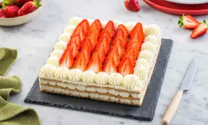 Deliziosa torta fragole e mascarpone, un capolavoro di strati cremosi e frutta fresca, pronto per essere gustato.