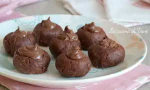 Dolci da fare in 5 minuti senza cottura: palline al cacao con crema al cioccolato, perfette per una pausa golosa.