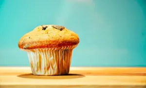 Un muffin dorato con gocce di cioccolato, perfetto per una ricetta muffin semplici.