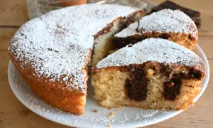 Torta variegata con zucchero a velo, un classico che conquista con il suo contrasto di sapori e la sua morbidezza.