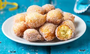 Frittelle di carnevale facili e veloci, dorate e zuccherate, perfette per festeggiare con gusto.