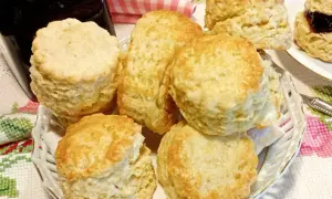 Scones dorati e soffici, pronti per essere gustati con marmellata. Una deliziosa ricetta per la colazione o la merenda.