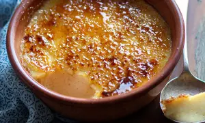 Crema catalana ricetta: delizioso dessert con crosticina caramellata dorata, servito in ciotola di terracotta.