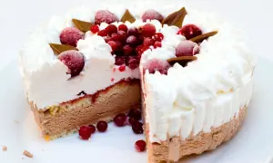 Deliziosa torta gelato a strati con panna montata, frutti di bosco e cioccolato. Perfetta per ogni occasione.