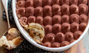 Tiramisù fatto in casa, una deliziosa ricetta con savoiardi, crema e cacao. Perfetto per ogni occasione.
