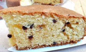 Una fetta soffice di torta con mascarpone e gocce di cioccolato, con la crosticina dorata e l'interno morbido e profumato.