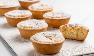 Piccoli dolci veloci, crostate con ripieno cremoso e spolverata di zucchero a velo, perfetti per una pausa golosa.