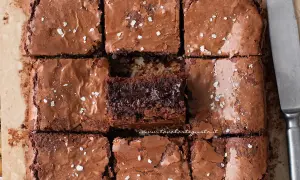 Brownies senza burro, tagliati a quadrotti, con una spolverata di sale grosso. Un morso goloso per ogni fetta.