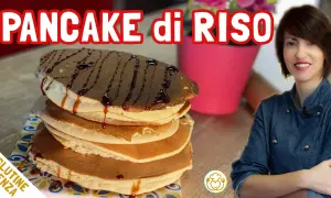 Pancake di riso senza glutine, una pila golosa con sciroppo al cioccolato. Una donna sorride sullo sfondo.