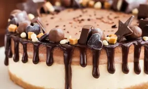 Torta al cioccolato con gocce di caramello e decorazioni a forma di stella e cuore. Un vero capolavoro di cioccolato plastico.