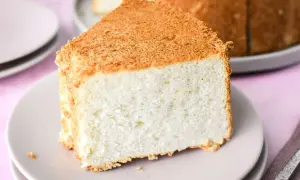 Una fetta soffice di angel cake, con la sua crosticina dorata, pronta per essere gustata.