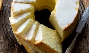 Delizioso chiffon cake al limone glassato, pronto per essere gustato.