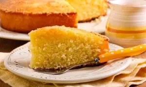 Una fetta di torta di zucca soffice e dorata, pronta per essere gustata.