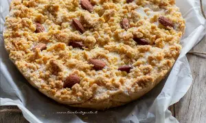 La sbrisolona ricetta perfetta: croccante e friabile, decorata con mandorle intere e zucchero.