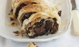 Strudel al cioccolato con pasta sfoglia croccante e ripieno fondente.