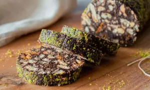 Fette di salame di cioccolato con pistacchi, un dolce goloso e croccante.