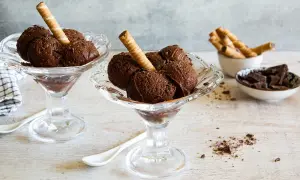 Coppette di granita al cioccolato, guarnite con cialde e scaglie di cioccolato.