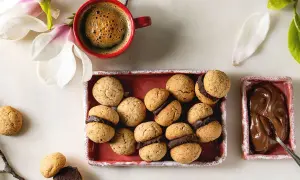Baci di dama, un classico dolce piemontese, pronti per essere gustati con un caffè.