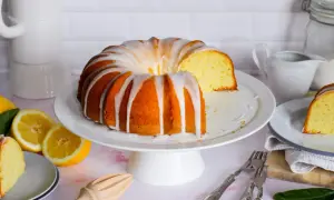 Delizioso bundt cake ricetta al limone, glassato e pronto da gustare. Perfetto per ogni occasione.