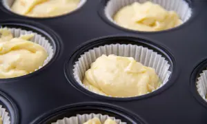 Impasto per muffin pronto in una teglia, in attesa di essere infornato per deliziosi dolcetti.