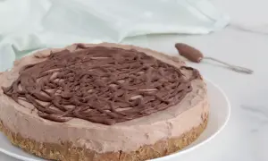 Deliziosa cheesecake alla Nutella con copertura a spirale di cioccolato, pronta per essere gustata.