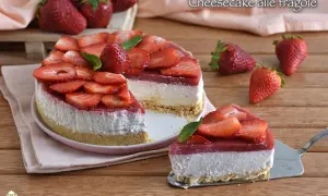 Cheesecake alle fragole, un dolce fresco e goloso con strati cremosi e fragole fresche. Perfetto per ogni occasione.