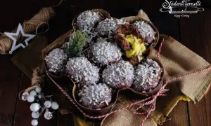 Delizioso danubio al cioccolato, soffice e ripieno di crema, decorato con zuccherini e un rametto di pino.