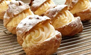 Bignè ripieni di crema, perfetti con le giuste proporzioni degli ingredienti per la pasta choux.