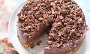 Cheesecake alla Nutella e mascarpone, ricoperta di riccioli di cioccolato fondente. Una delizia per gli occhi e per il palato.