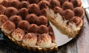 Una deliziosa crostata tiramisù, con abbondante cacao in polvere e crema soffice. Un dolce perfetto per ogni occasione.