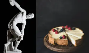 Statua del Discobolo e cheesecake con frutti di bosco, un connubio di arte e gusto che evoca l'origine del piacere.