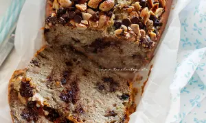Plumcake alla banana soffice e goloso, con gocce di cioccolato e noci croccanti in superficie. Perfetto per la colazione o la merenda.