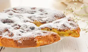 Frittata di mele in padella pronta in 5 minuti, soffice e cosparsa di zucchero a velo.