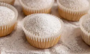 Muffin senza uova, soffici e spolverati di zucchero a velo, pronti per essere gustati.