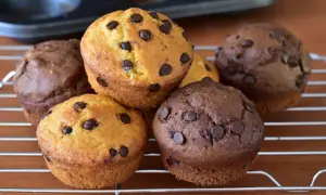 Muffin con uova di Pasqua, dolci e golosi, con gocce di cioccolato, pronti per essere gustati.