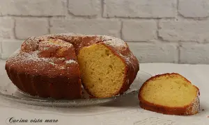 Torta soffice da cucina, spolverata di zucchero a velo. Un profumo che ricorda il burro di cacao.