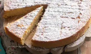 Una deliziosa torta di riso, soffice e spolverata di zucchero a velo, pronta per essere gustata.