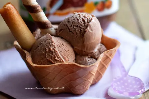 Coppa croccante con abbondante gelato alla nutella, guarnita con cialde. Un piacere goloso da gustare.