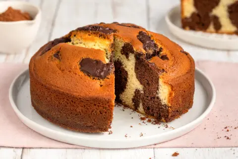 Torta bicolore con un invitante contrasto di cioccolato e vaniglia, appena sfornata e pronta per essere gustata.