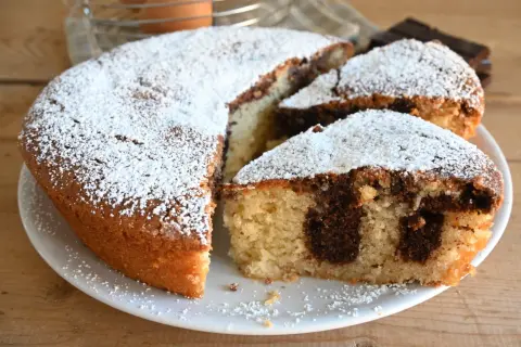 Torta variegata con zucchero a velo, un classico che conquista con il suo contrasto di sapori e la sua morbidezza.