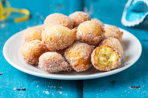 Frittelle di carnevale facili e veloci, dorate e zuccherate, perfette per festeggiare con gusto.
