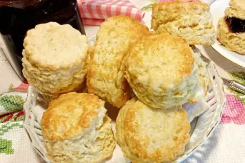 Scones dorati e soffici, pronti per essere gustati con marmellata. Una deliziosa ricetta per la colazione o la merenda.