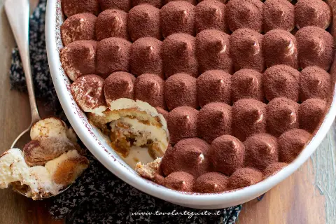 Tiramisù fatto in casa, una deliziosa ricetta con savoiardi, crema e cacao. Perfetto per ogni occasione.