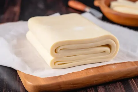 Pieghe perfette di pasta sfoglia pronte per la cottura. Un impasto che promette sfogliature croccanti e dorate.