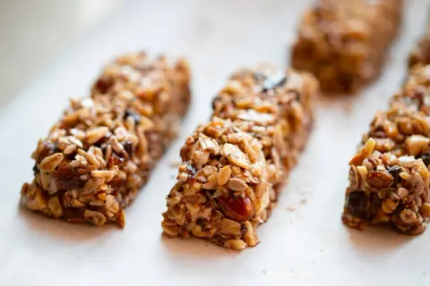 Barrette proteiche fatte in casa, un mix croccante di frutta secca, semi e datteri, perfette per uno spuntino energetico.